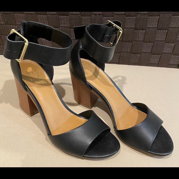 Woman’s Sandals - Picture 2 of 2